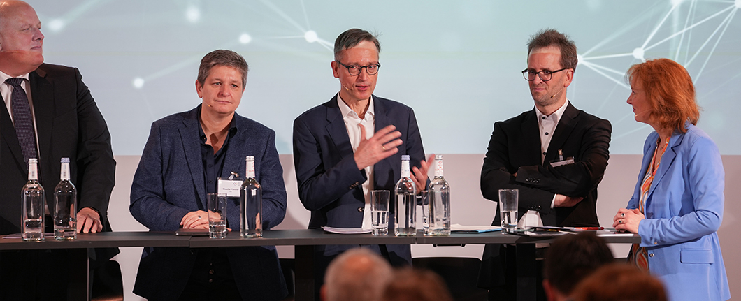 Besprechung im Plenum Behördenchefs und Moderatorin